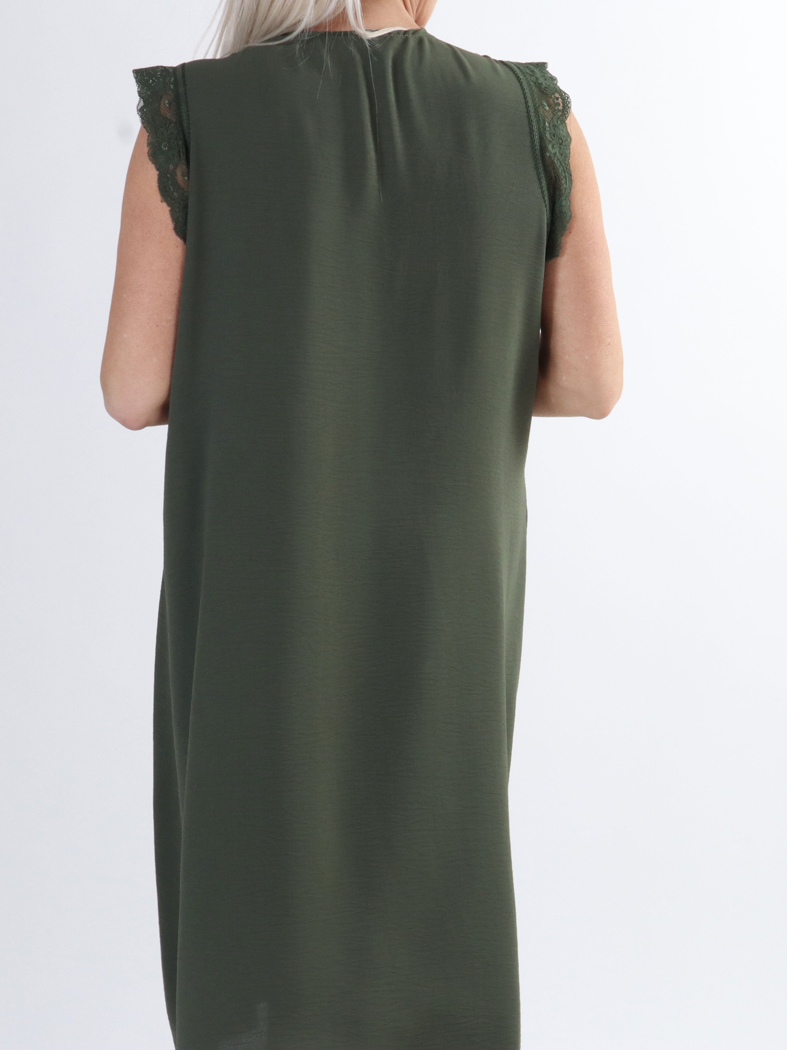 Elly - Söt sommarklänning i plus size med söt spets